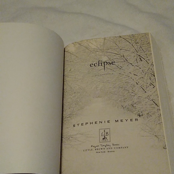 Twilight 📚 Book - Picture 6 of 6